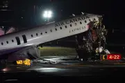 Controlador aéreo admite error tras colisión fatal de avión y camión de bomberos en LaGuardia