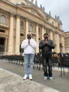 Cris y Ronny visitan el Vaticano y reciben bendición para su nuevo álbum musical