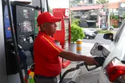 Crisis en Medio Oriente dispara precios de gasolina en Centroamérica por bloqueo en Ormuz