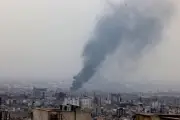Densa nube de humo cubre el cielo de Teherán tras incendio en refinería