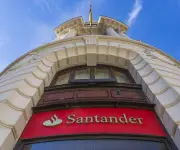 Disputa comercial de Trump con España amenaza adquisición de Santander en EE.UU.