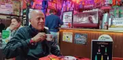Don Arcesio, el cliente más antiguo del Café Pasaje, revive 90 años de historia bogotana
