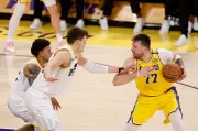 Doncic lidera a Lakers con triple-doble y tiro ganador en dramática victoria sobre Nuggets