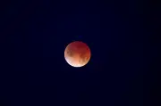 Eclipse lunar total tiñó la Luna de rojo en el amanecer colombiano