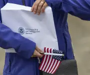 EE.UU. reanuda trámites de asilo suspendidos tras tiroteo de la Guardia Nacional