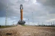 El cohete Artemis II de la NASA inicia su traslado a la plataforma de lanzamiento para misión lunar