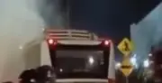 Emergencia en bus de Transcaribe en Cartagena: Fuga de aceite genera humo y evacuación