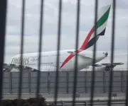 Emirates de Dubái reanuda vuelos tras interrupción por amenazas de misiles en espacio aéreo