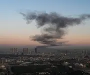 Emirates y Etihad reanudan vuelos limitados pese a ataques iraníes en el Golfo Pérsico