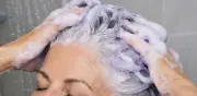 Estilistas revelan cómo elegir el champú ideal para mantener las canas brillantes y saludables