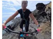 Exmodelo de OnlyFans evita caída mortal en acantilado durante paseo en bicicleta; video se viraliza