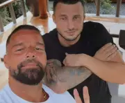 Exreina colombiana revela supuesta infidelidad de su pareja con Ricky Martín