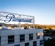 Fitch degrada a basura la deuda de Paramount tras acuerdo de compra de Warner Bros.