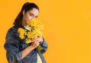 Flores amarillas el 21 de marzo: tradición que mezcla 'Floricienta', equinoccio y frases de amor