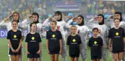 Futbolistas iraníes rompen silencio y cantan himno en Copa de Asia con gesto militar