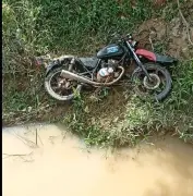 Hallan cuerpo sin vida junto a moto en caño de Santo Domingo, sur de Bolívar