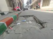 Hueco en Cali provoca caída de motociclista y mantiene en alerta a vecinos del barrio Comuneros 2