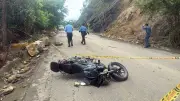 Identifican a motociclista fallecido por caída de roca en vía de Santander