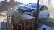 Impactante choque de vehículo contra restaurante en Antioquia captado en video
