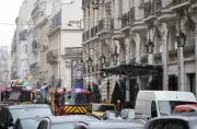 Incendio en Hotel Le Bristol de París moviliza a 100 bomberos y deja tres heridos leves