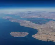 Irán cierra el estrecho de Ormuz tras asesinato de Jamenei y amenaza con incendiar barcos