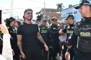 J Balvin recorre el barrio Obrero de Cali en visita cultural previa a su concierto