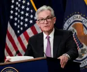 Jerome Powell de la FED destaca estabilidad inflacionaria ante crisis energética