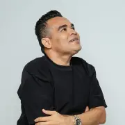 Johnny 'El Canario' Pacheco detenido brevemente tras votar por confusión con su camiseta