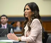 Kristi Noem enfrenta múltiples acusaciones de mala conducta en audiencia ante el Congreso de EE.UU.