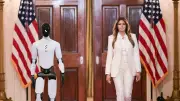 Melania Trump sorprende al presentar robot humanoide en cumbre educativa de la Casa Blanca