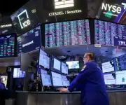 Mercados financieros en caída libre: bonos se desploman y acciones amplían pérdidas