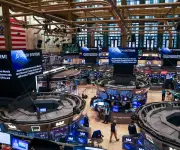 Mercados globales caen por guerra y crisis crediticia mientras petróleo supera US$103