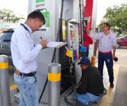 MinMinas inicia procesos contra 70 gasolineras por incumplir reducción de precios y normas