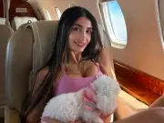 Modelo Adva Lavie enfrenta cargos por robar a hombres mayores en citas online