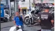 Motociclista ebrio arma escándalo en centro de Cali al intentar evitar inmovilización de su vehículo