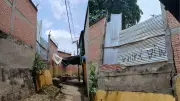 Muro en riesgo en colegio de Bucaramanga: obras detenidas por estudio de falla geológica