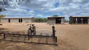 Niños wayuu caminan bajo sol extremo tras suspensión de transporte escolar en La Guajira