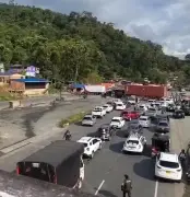 Nuevos bloqueos paralizan la vía al puerto de Buenaventura en el Valle del Cauca