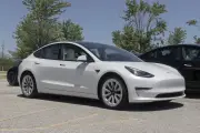 Personalizar un Tesla en Colombia: Los costos adicionales en color, rines y interior