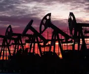 Petróleo Brent supera US$84 tras ataques en Irán y cierre del estrecho de Ormuz