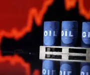 Petróleo sube por cierre de Ormuz e Irán niega diálogo con EE.UU.