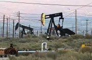 Petróleo sube y bolsas caen pese a liberación récord de reservas por bloqueo de Ormuz