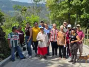 Piedecuesta mejora vía rural con placa huella para prevenir accidentes de motociclistas