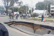 Pánico en Suba: cráter de 3 metros se abre en calle de Bogotá; conductores evaden tragedia por segundos