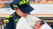 Policía asistió parto en vehículo durante congestión vehicular en Medellín