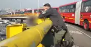 Policía de Bogotá rescata a joven que intentaba lanzarse desde un puente en la capital