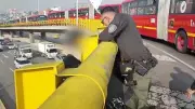 Policía evita suicidio de joven en puente de Bogotá tras dramática intervención