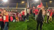 Polémica en El Campín: hinchas de Santa Fe invaden la gramilla en celebración de aniversario