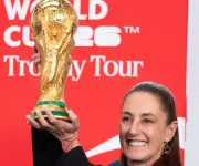 Presidenta Sheinbaum exhibe el trofeo del Mundial como símbolo de orgullo mexicano