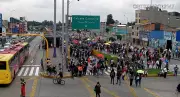 Protestas docentes colapsan la calle 26 en Bogotá: Transmilenio cierra 6 estaciones y afecta a 23.000 usuarios